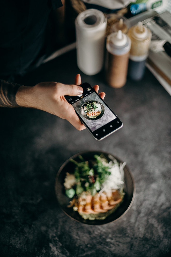 person-taking-photos-of-food-3296547 Influenceur instagram